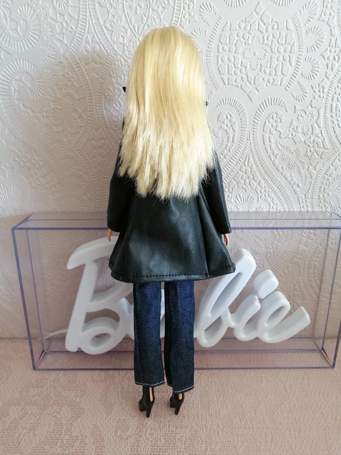 Linda Barbie en un atuendo elegante y casual. – photo 3